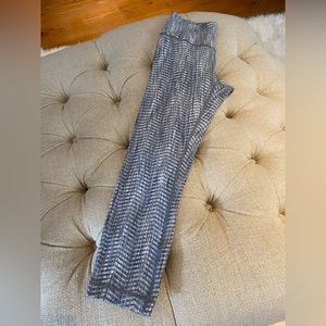 Lululemon wunder under, size 4, 22”